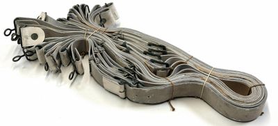 une sangle de guitare à laquelle sont attachées plusieurs cordes