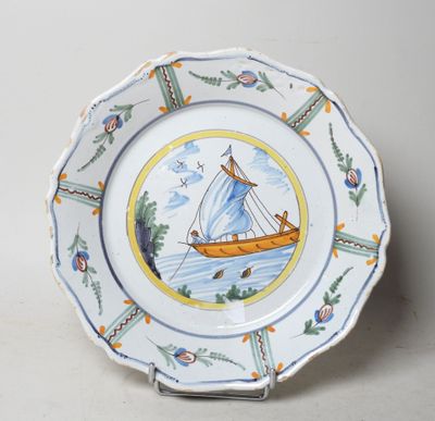 une assiette avec l'image d'un bateau