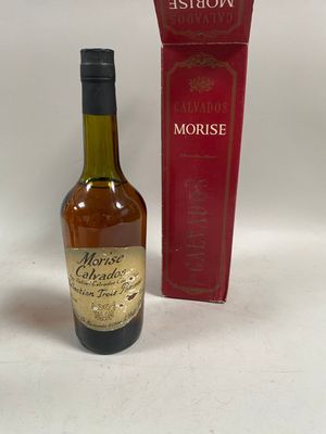 une bouteille de vin à côté d'un carton de vin