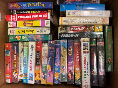 une boîte en carton remplie de nombreux films et DVD de toutes sortes