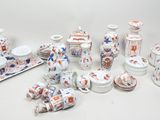 de nombreux types de vases et d'assiettes sur la table
