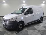 la camionnette blanche est garée sur le sol en damier d'une pièce