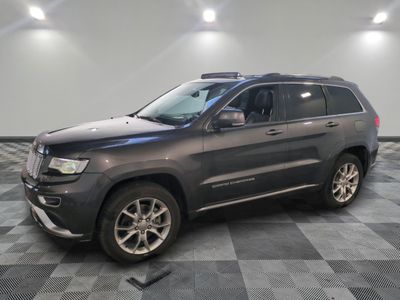 La Jeep Grand Cherokee est garée sur un sol en carrelage à damier.