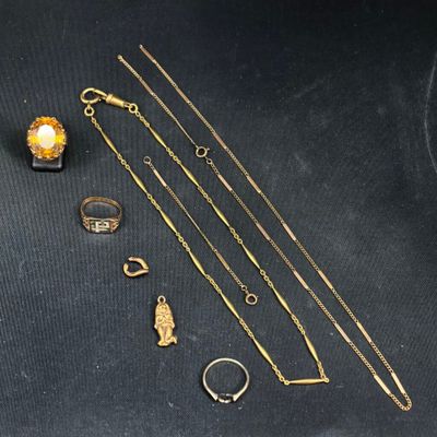 gros plan d'un bouquet de bijoux en or sur une table