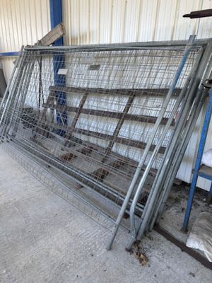 une grande cage métallique posée à même le sol