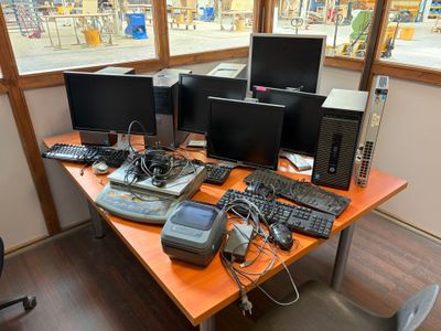 un bureau sur lequel sont posés plusieurs ordinateurs