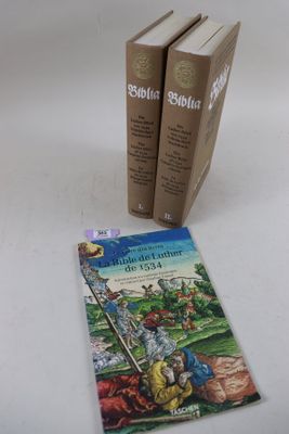 deux livres sont posés l'un à côté de l'autre sur une table