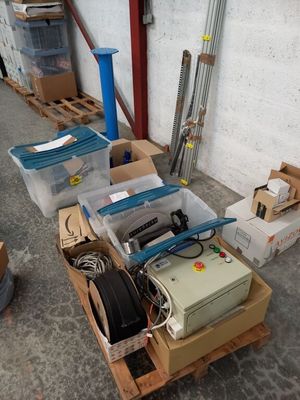 beaucoup de cartons et d'autres articles sur une palette