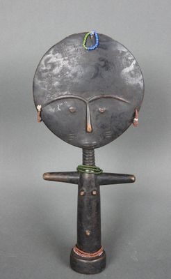 un gros plan d'un objet métallique sur lequel figure un visage