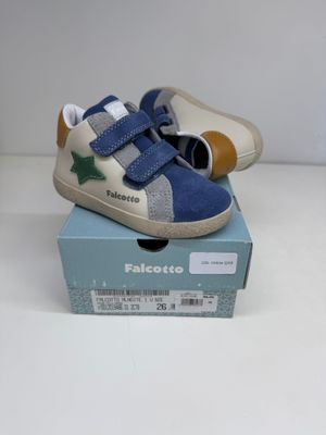 baskets bleu et blanc pour bébé, avec une étoile sur le côté