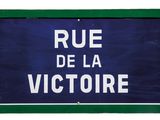 blue and white street sign with the words rue de la victoria written on it