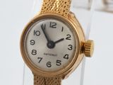 une montre-bracelet en or avec un cadran blanc