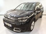 l'avant d'un SUV noir garé dans une pièce blanche