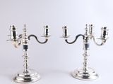 paire de candélabres plaqués argent avec des bougeoirs sur pied