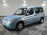 la photo d'une camionnette bleue garée dans une pièce