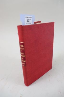 un livre rouge sur lequel est accrochée une étiquette de prix