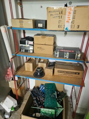 de nombreuses boîtes contenant du matériel électronique, posées sur une étagère dans une pièce