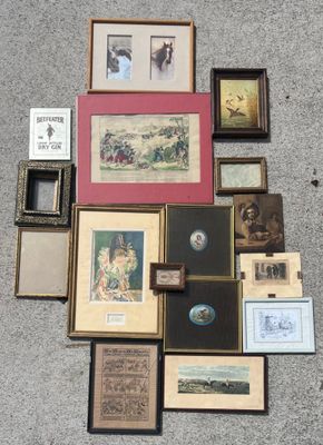 beaucoup de photos, encadrées ou non, par terre