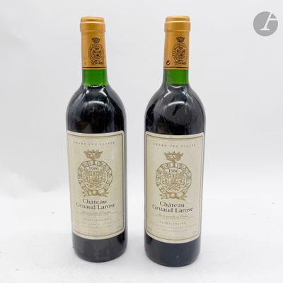 deux bouteilles de vin posées l'une à côté de l'autre sur une surface blanche