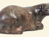 une statue représentant un ours assis par terre