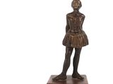 statue en bronze représentant une femme debout sur un socle en bois