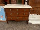 une commode avec un plateau en marbre sur lequel est posée une carte du monde