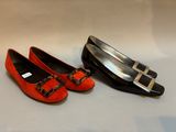 deux paires de chaussures rouges et noires ornées de nœuds