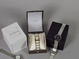 deux montres et une montre dans une boîte posée sur une table