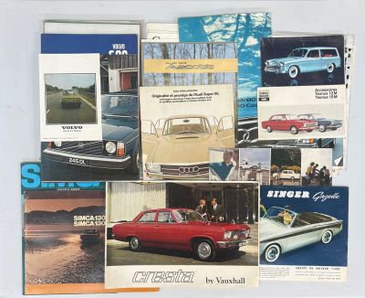 de nombreuses brochures d'anciennes voitures qui sont exposées