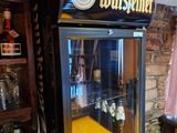un distributeur de bière posé dans un coin de la pièce
