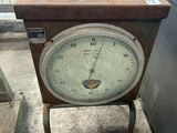 une vieille horloge posée sur un support dans une pièce