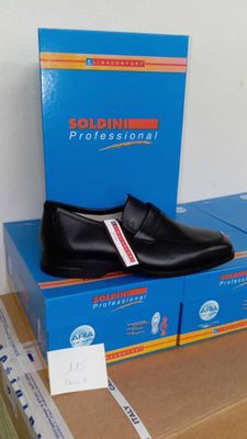 une paire de chaussures noires posée sur une boîte