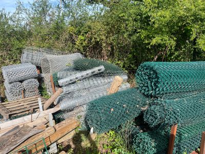 Il y a de nombreux types de gabions différents dans le jardin.