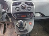 le tableau de bord d'une voiture, avec son volant et ses commandes