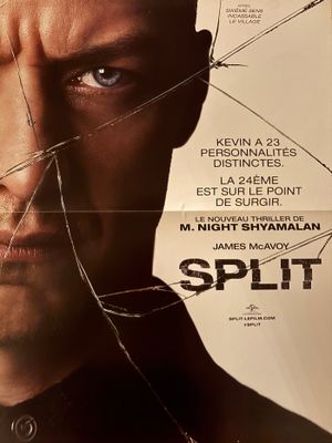 L'affiche du film *Split* représente un gros plan du visage d'un homme et des morceaux de verre brisé.
