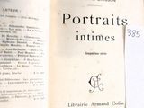 un gros plan d'un livre sur lequel est posé un bout de papier