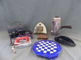 un grand nombre d'objets posés sur une table