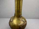 un vase en or posé sur une table