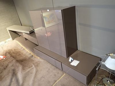 une photo d'un meuble TV dans une pièce en cours de rénovation