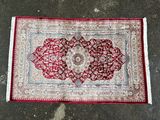 un tapis rouge et blanc orné d'un motif en médaillon