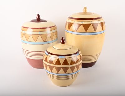 trois pots en céramique ornés de motifs géométriques sur un fond blanc