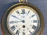 une horloge dont le cadran comporte des chiffres romains