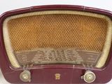 an old radio that is sitting on a table