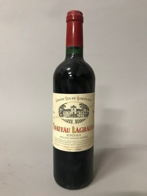 une bouteille de vin posée sur une table