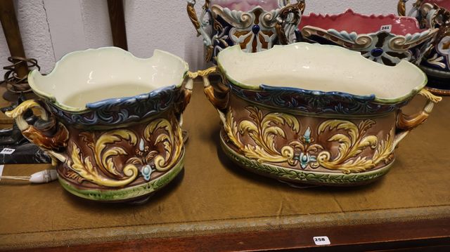 Partie de garniture de cheminée en barbotine, (recollée)