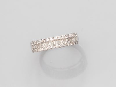 Bague en or gris 750°/°° (18K), sertie d'une ligne de diaman… - Photo 1