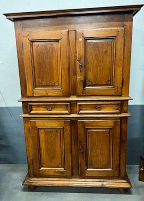 un vieux meuble en bois avec deux portes et deux tiroirs