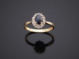 bague en or jaune avec saphir bleu et diamants