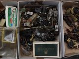 une boîte remplie d'objets assortis posée sur une table
