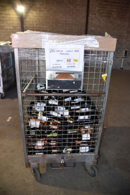 Des bouteilles de vin sont empilées sur un chariot dans un entrepôt